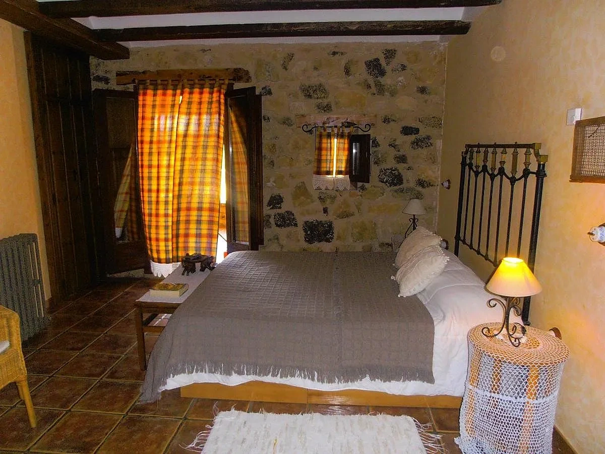 Habitación doble IV: cama de matrimonio junto a la ventana · Alojamientos Rurales Eras Altas