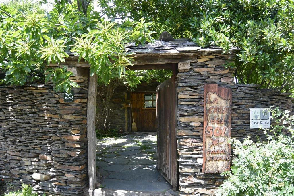 Entrada de La Casa del Sol con el rótulo del alojamiento · La Casa del Sol