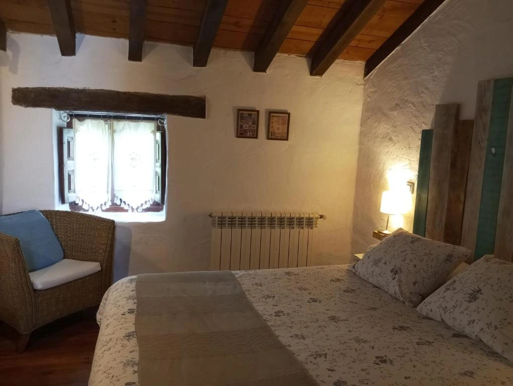Dormitorio de La Casa del Sol con cabecero de colores · La Casa del Sol