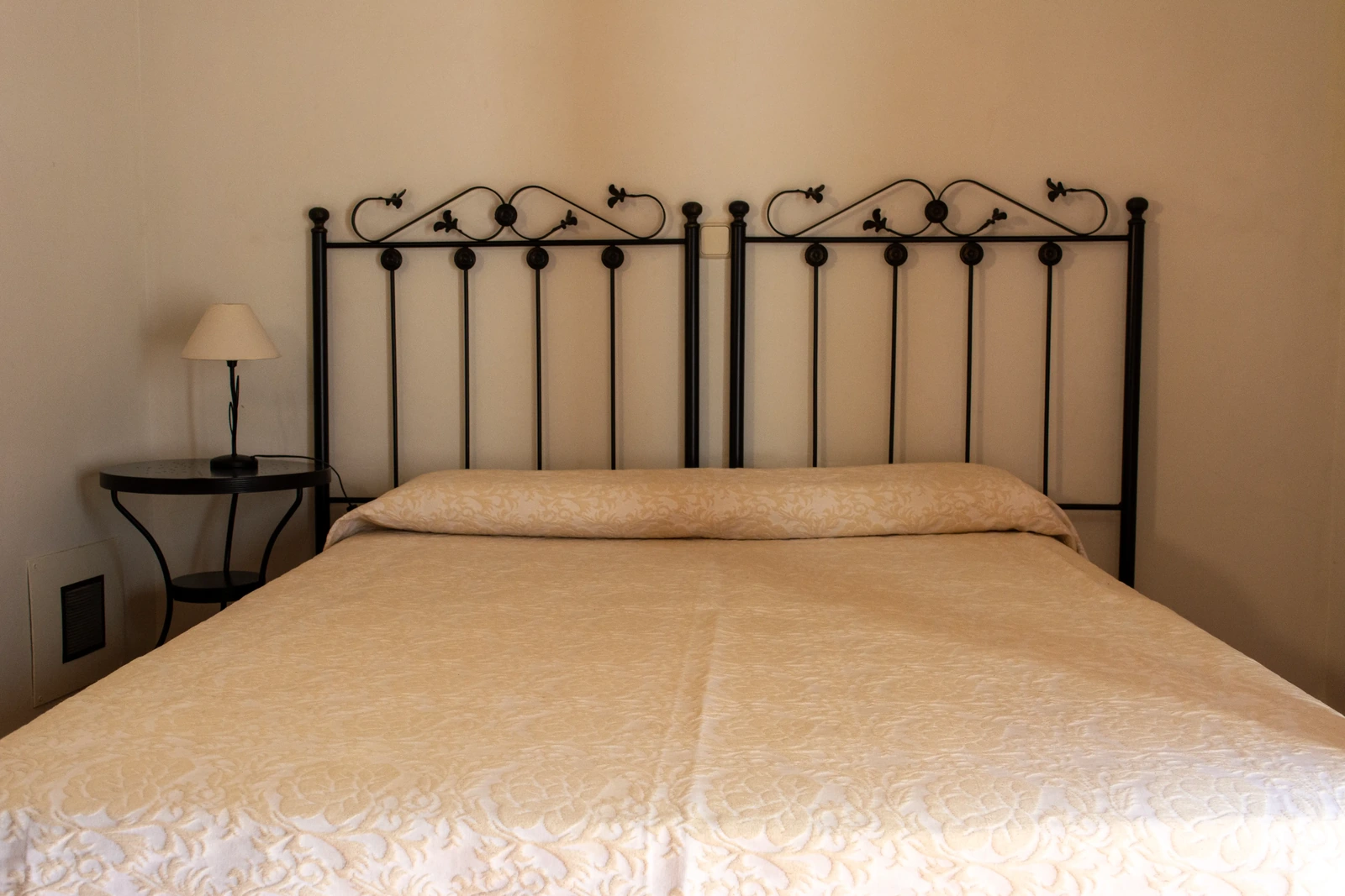 Planta baja: dormitorio con cama de matrimonio. · Las Fuentes del Alto Tajo