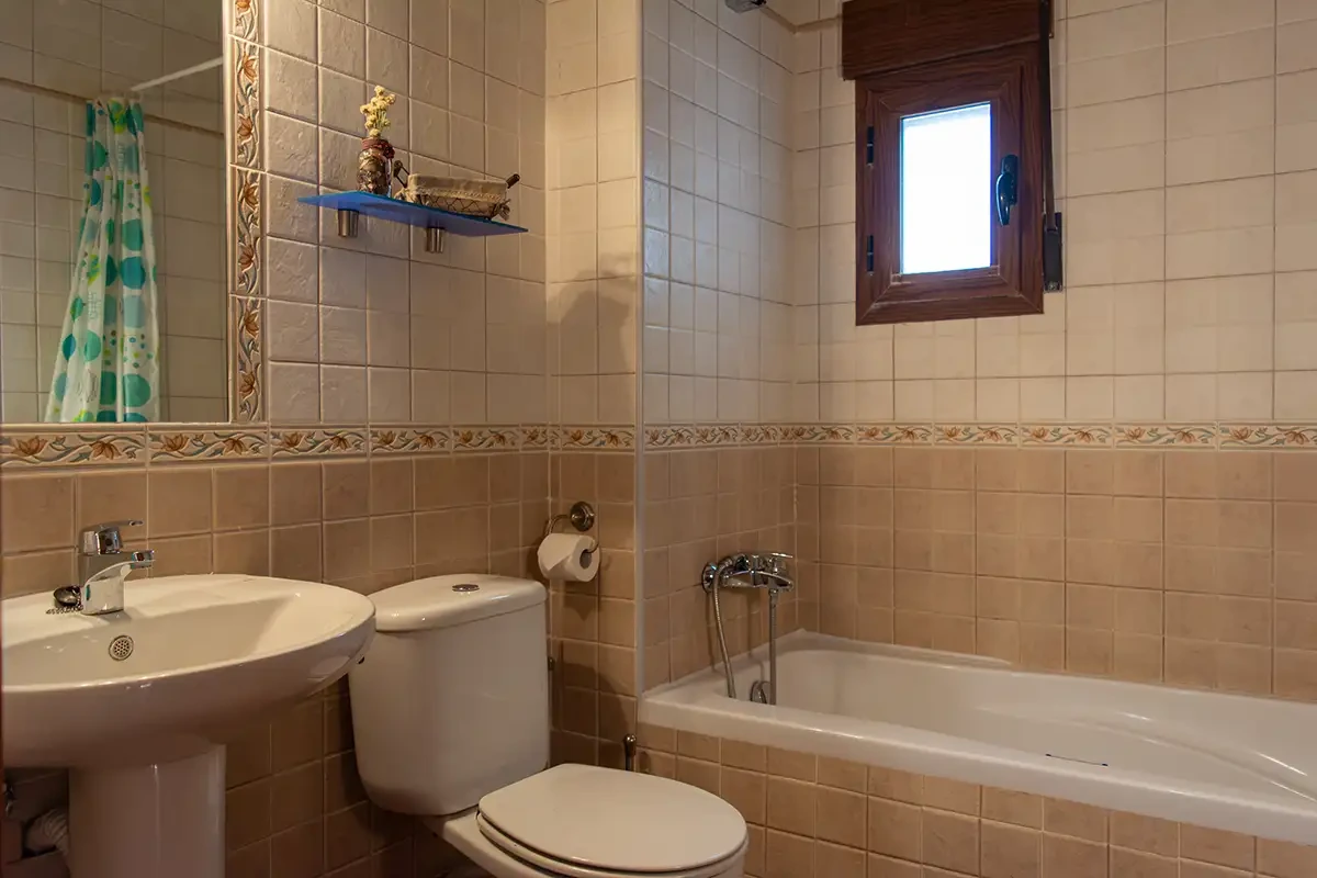 Planta baja: baño con bañera. · Las Fuentes del Alto Tajo