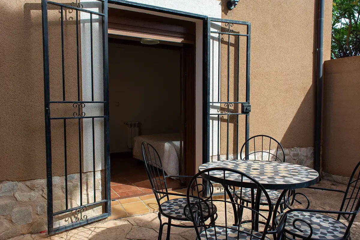 Planta baja: patio privado con mesa y sillas. · Las Fuentes del Alto Tajo