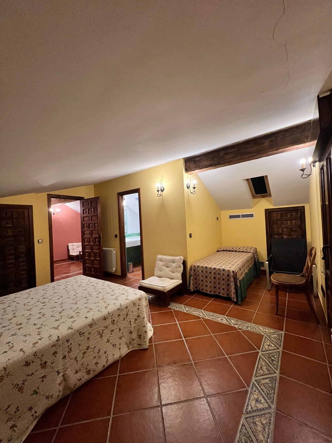 Dormitorio con cama doble y cama individual