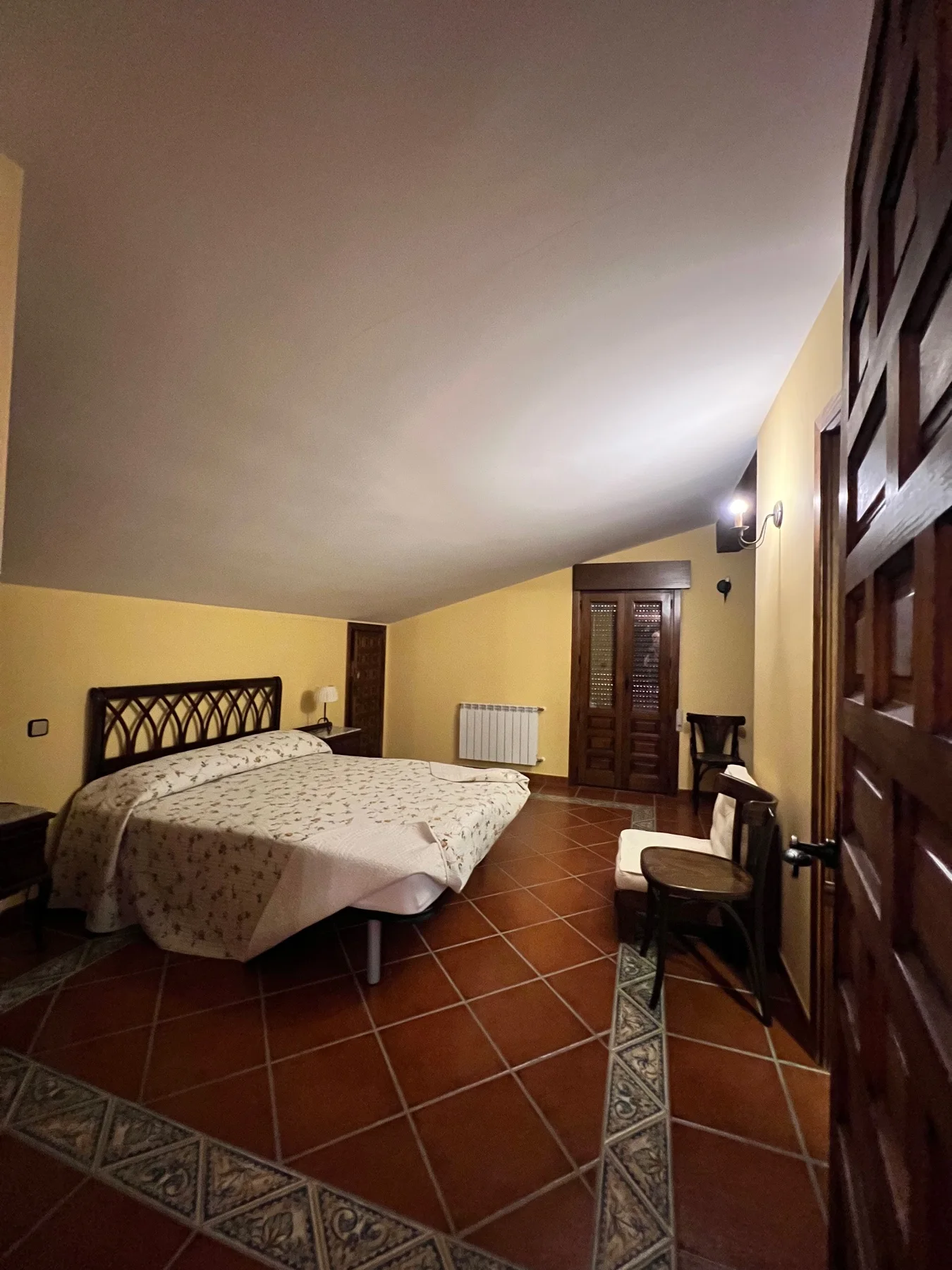 Dormitorio con cama doble y mobiliario de madera