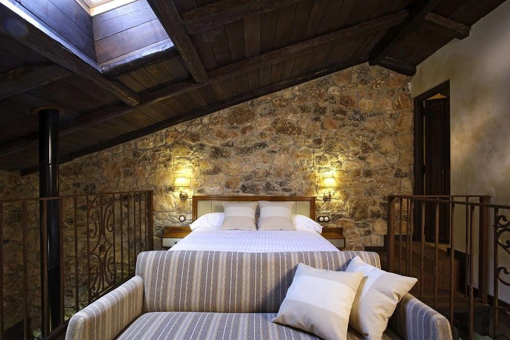 Dormitorio abuhardillado del loft El Carrascal · Los Ánades