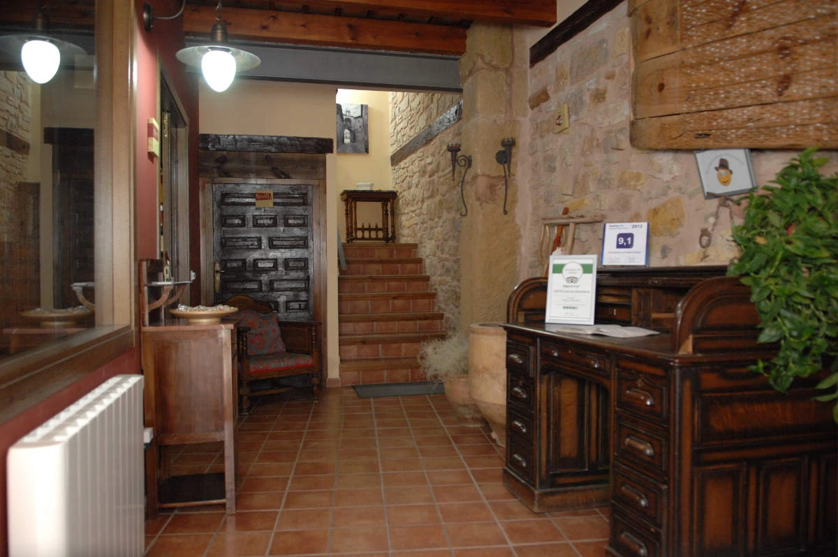 Vestíbulo y escalera de entrada · Posada Los Cuatro Caños