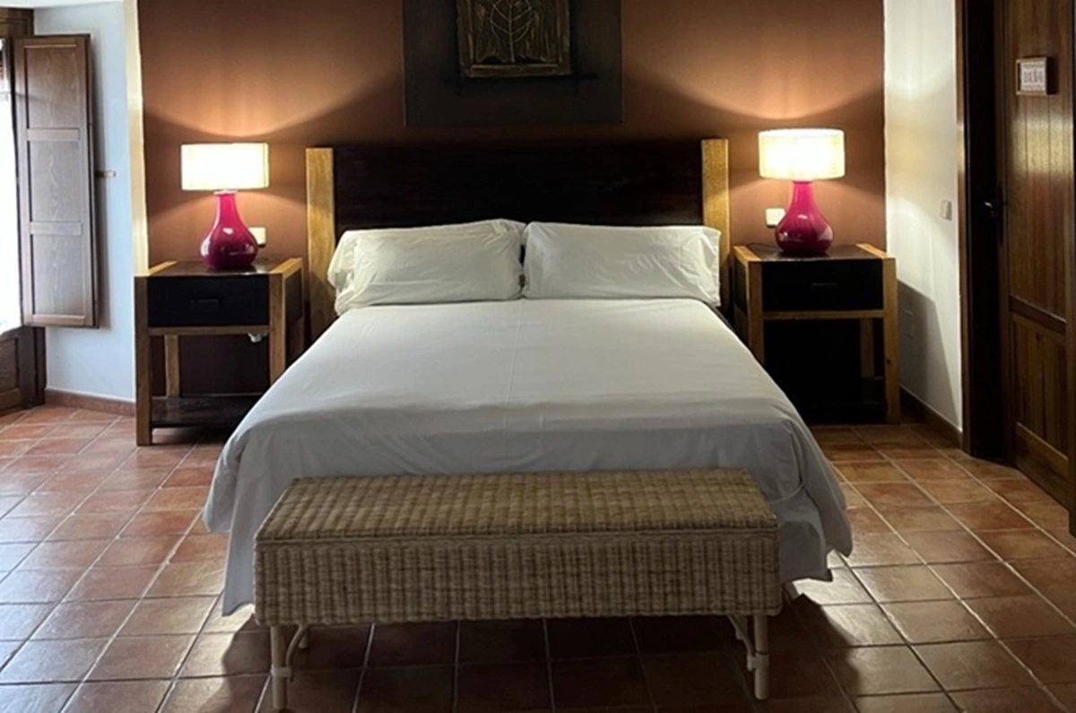 Travesaña Baja: dormitorio con cama de matrimonio · Posada Los Cuatro Caños