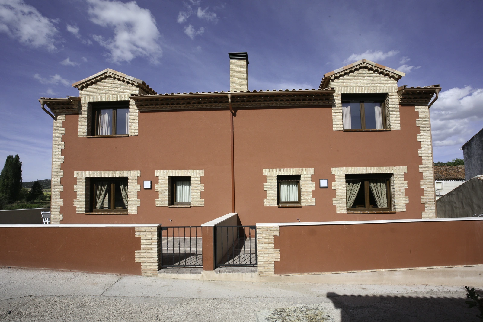 Fachada presentada en la galería de casas rurales de Miraltajo · Apartamentos Rurales Miraltajo
