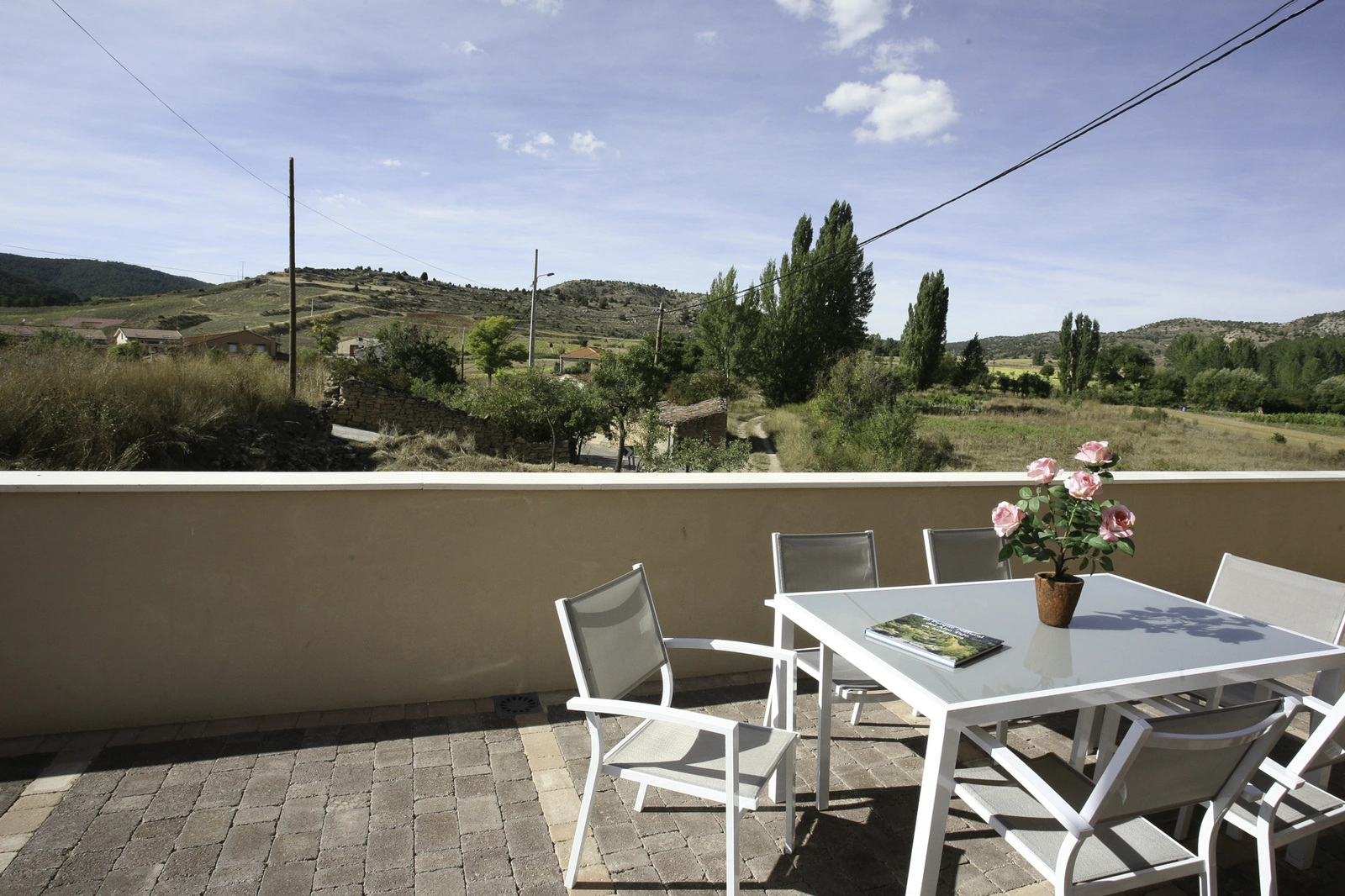 Terraza con mesa y vistas mostrada en la galería de instalaciones · Apartamentos Rurales Miraltajo