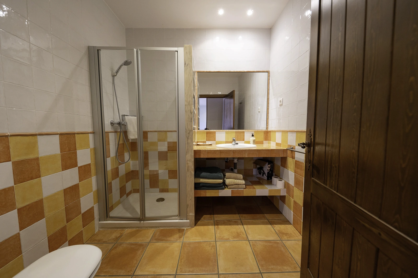 Baño con ducha de la galería de apartamentos de planta baja · Apartamentos Rurales Miraltajo
