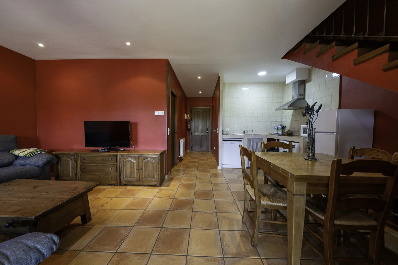Salón, comedor y cocina del grupo de apartamentos dúplex · Apartamentos Rurales Miraltajo