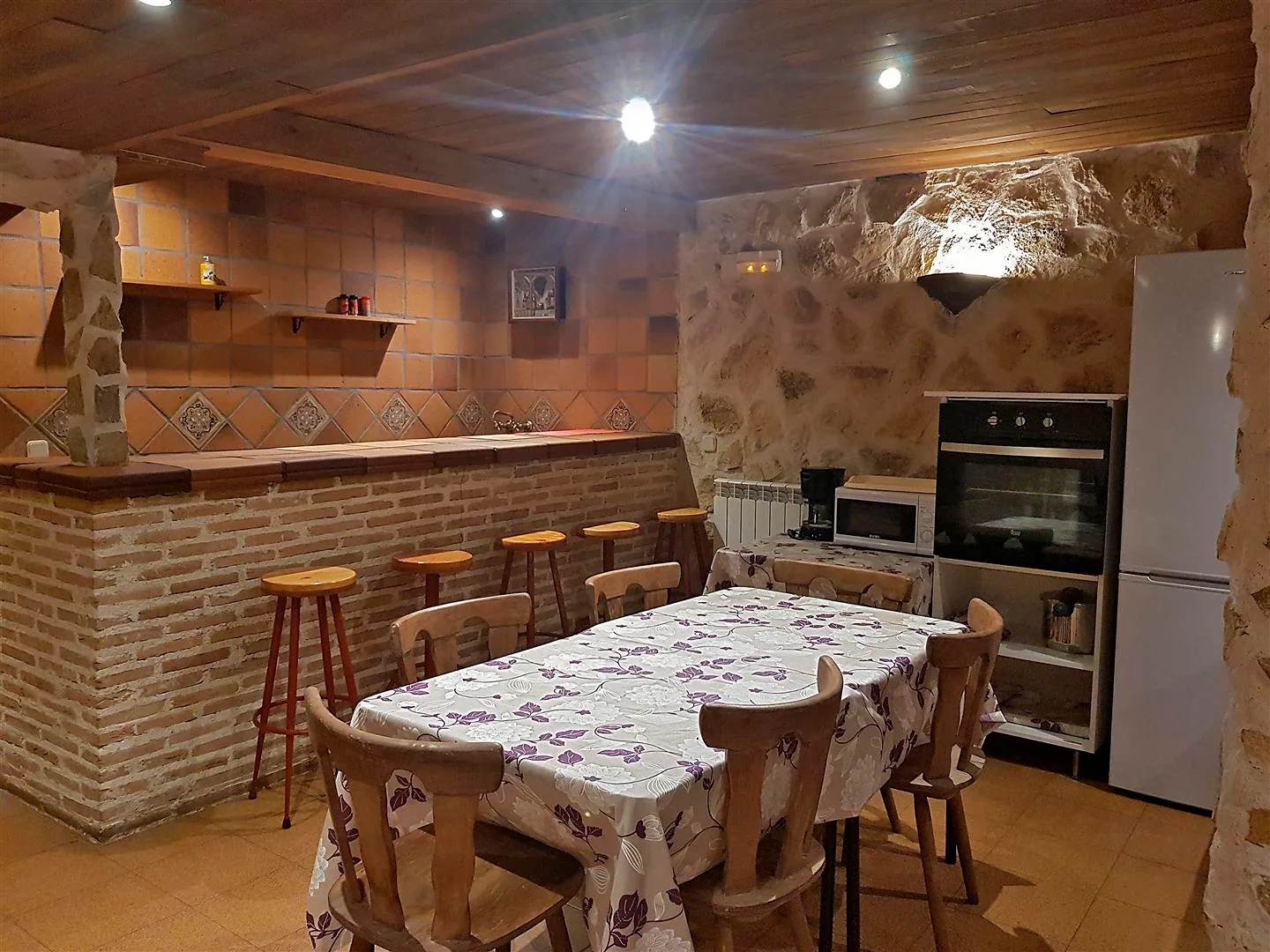 Zona de barra y comedor de la bodega común
