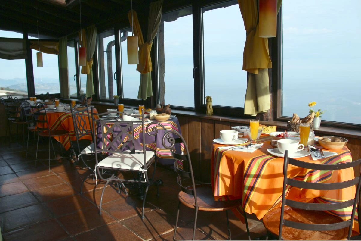 Comedor común de desayunos con vistas al mar. · Agroturismo Maddiola
