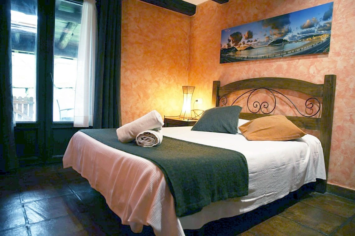Habitación Orio en Igueldo: dormitorio con cama doble. · Agroturismo Maddiola