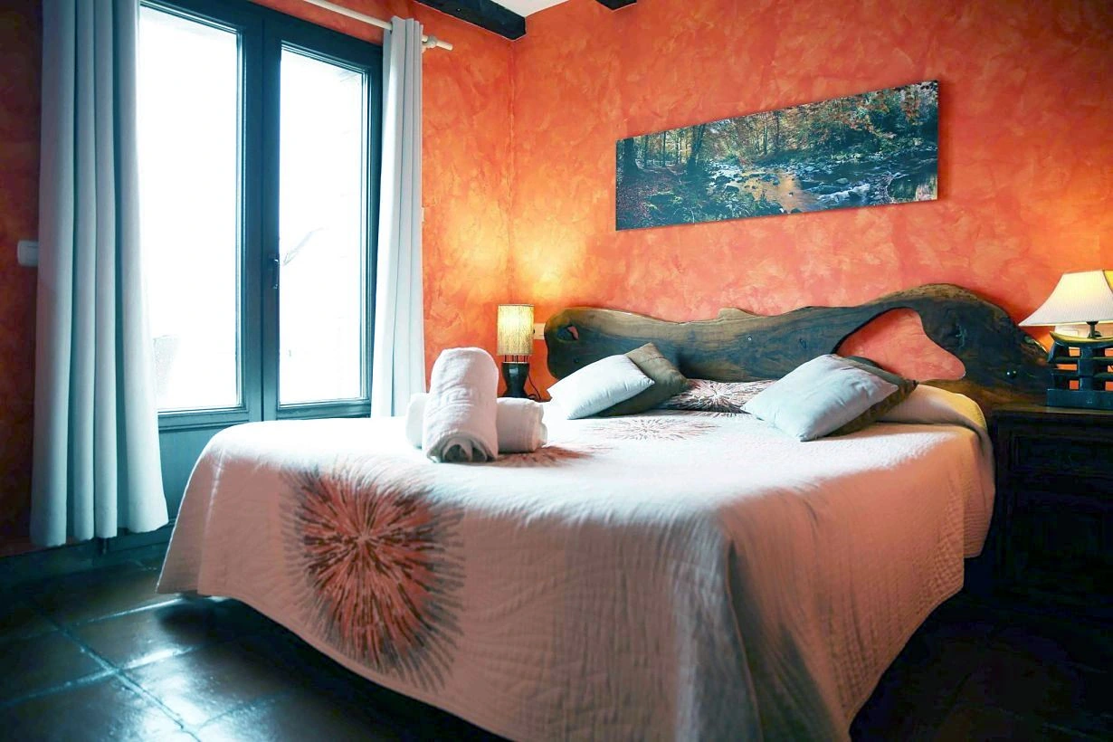 Habitación Getari: dormitorio con cama doble. · Agroturismo Maddiola