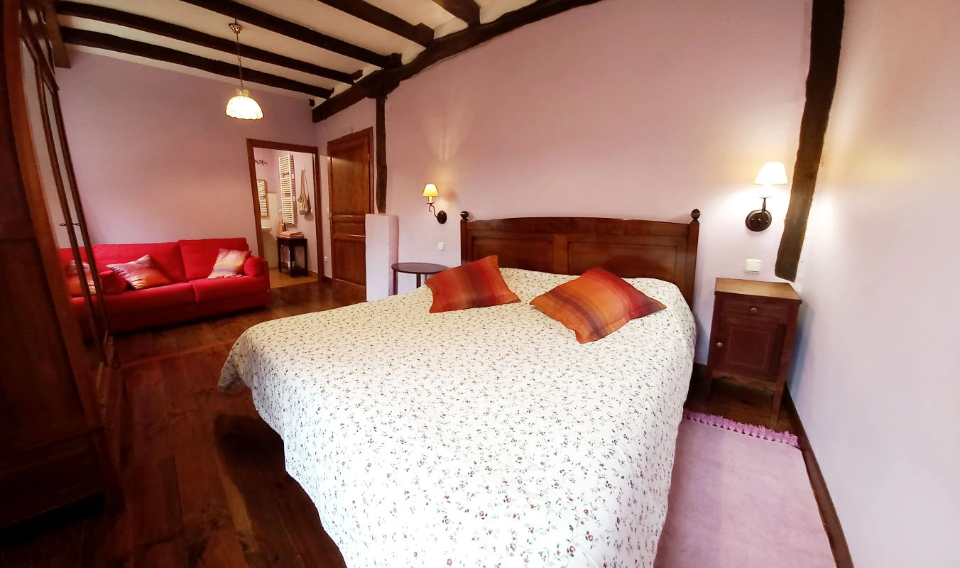 Habitación nº 1 especial de Goikola, con cama doble y rincón de sofá. · Goikola