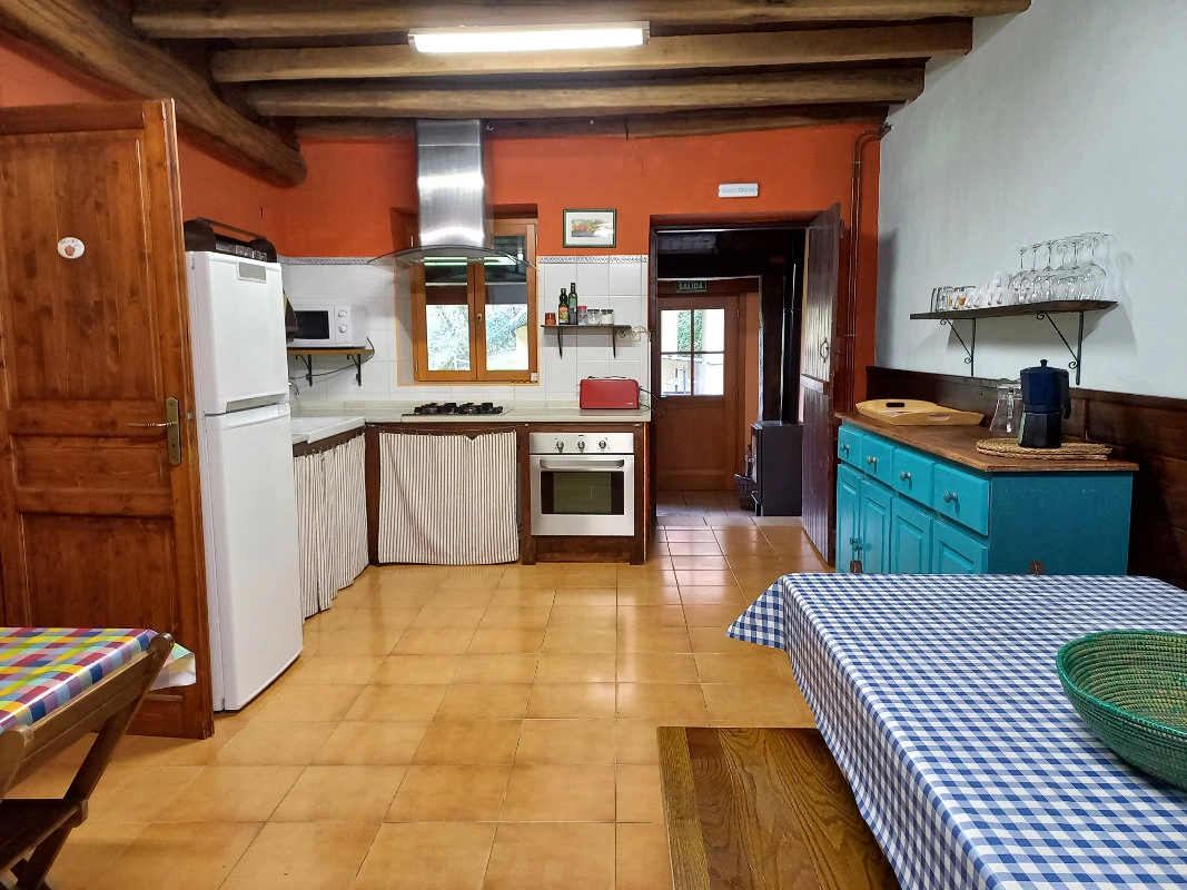 Cocina grande compartida del alojamiento por habitaciones, con zona de comedor. · Goikola