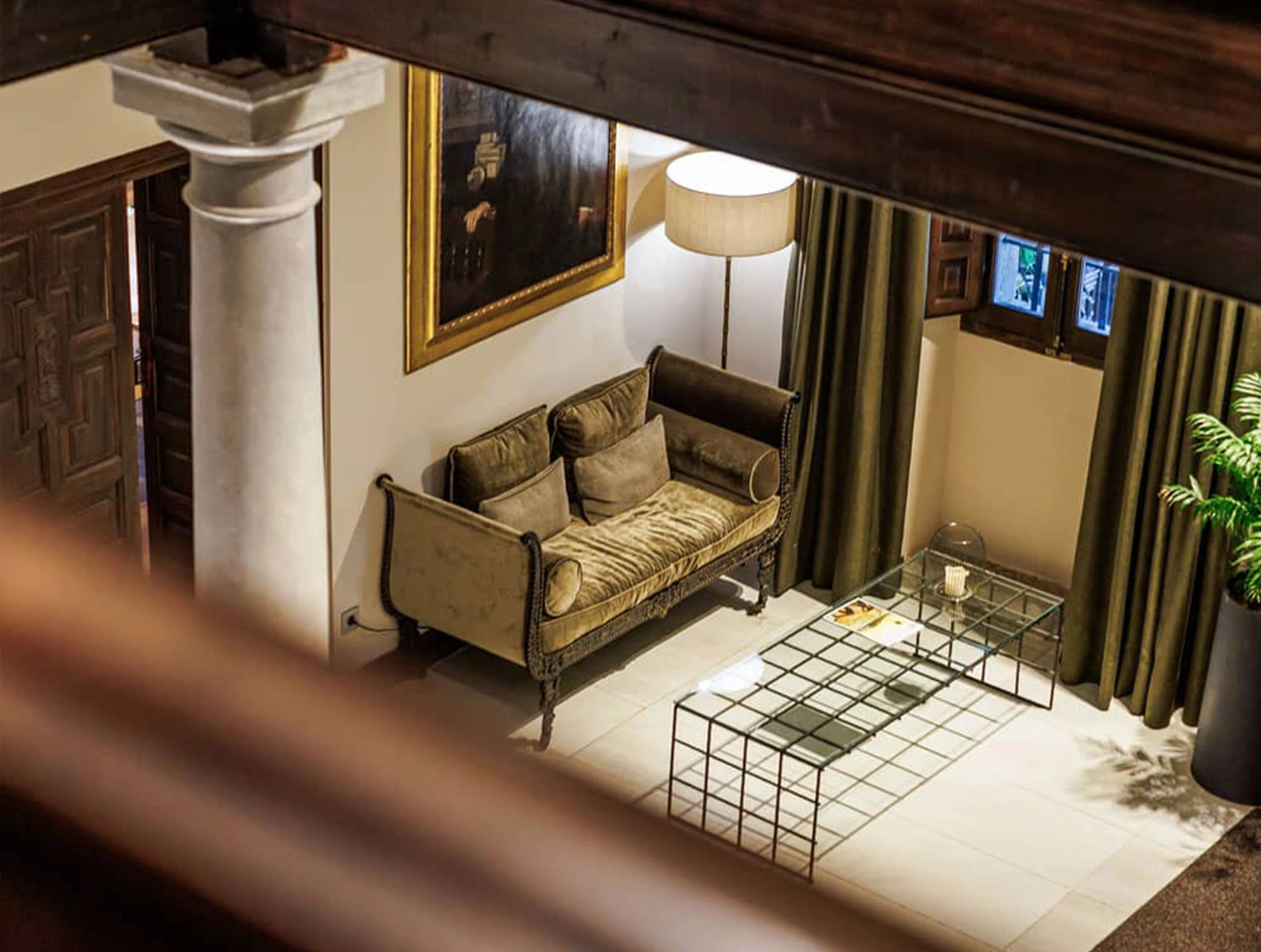 Salón interior con sofá y mesa. · Iriarte Jauregia