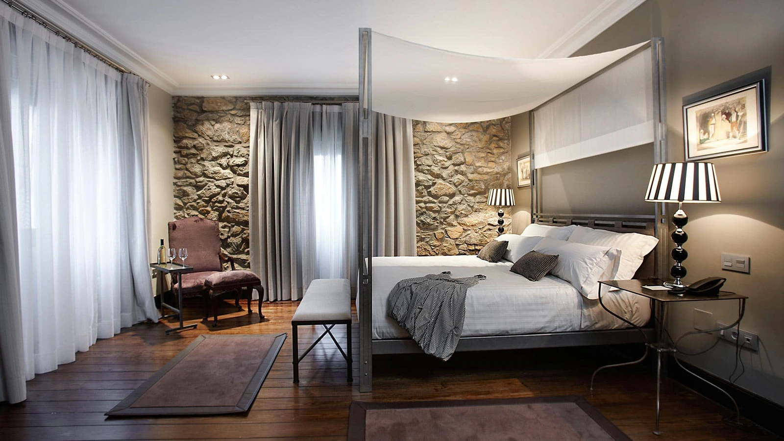 La Suite: dormitorio con cama con dosel. · Iriarte Jauregia