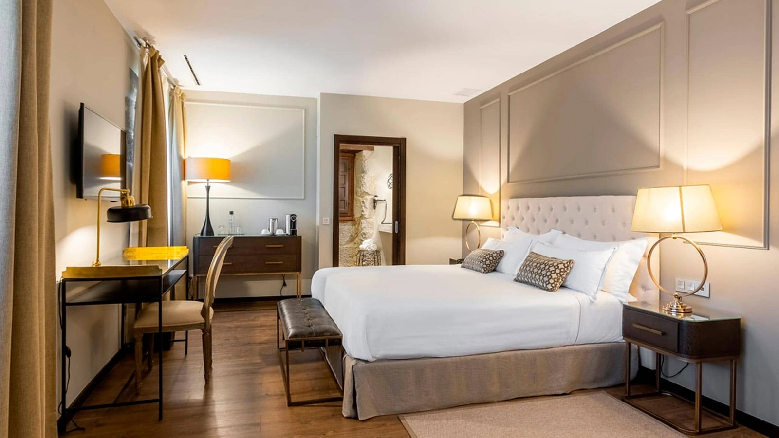 Doble Deluxe: dormitorio con escritorio. · Iriarte Jauregia