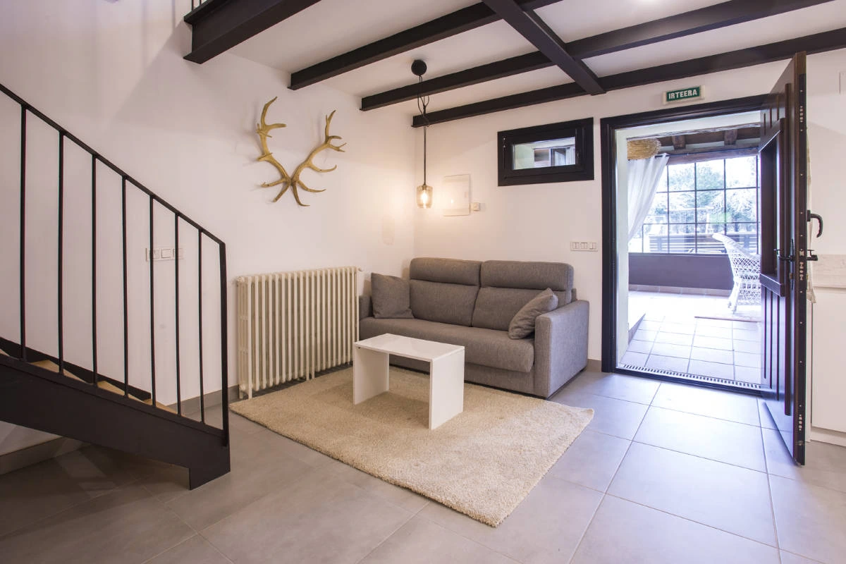 Salón privado del apartamento Urkia, junto a la escalera y salida a la terraza. · Jesuskoa