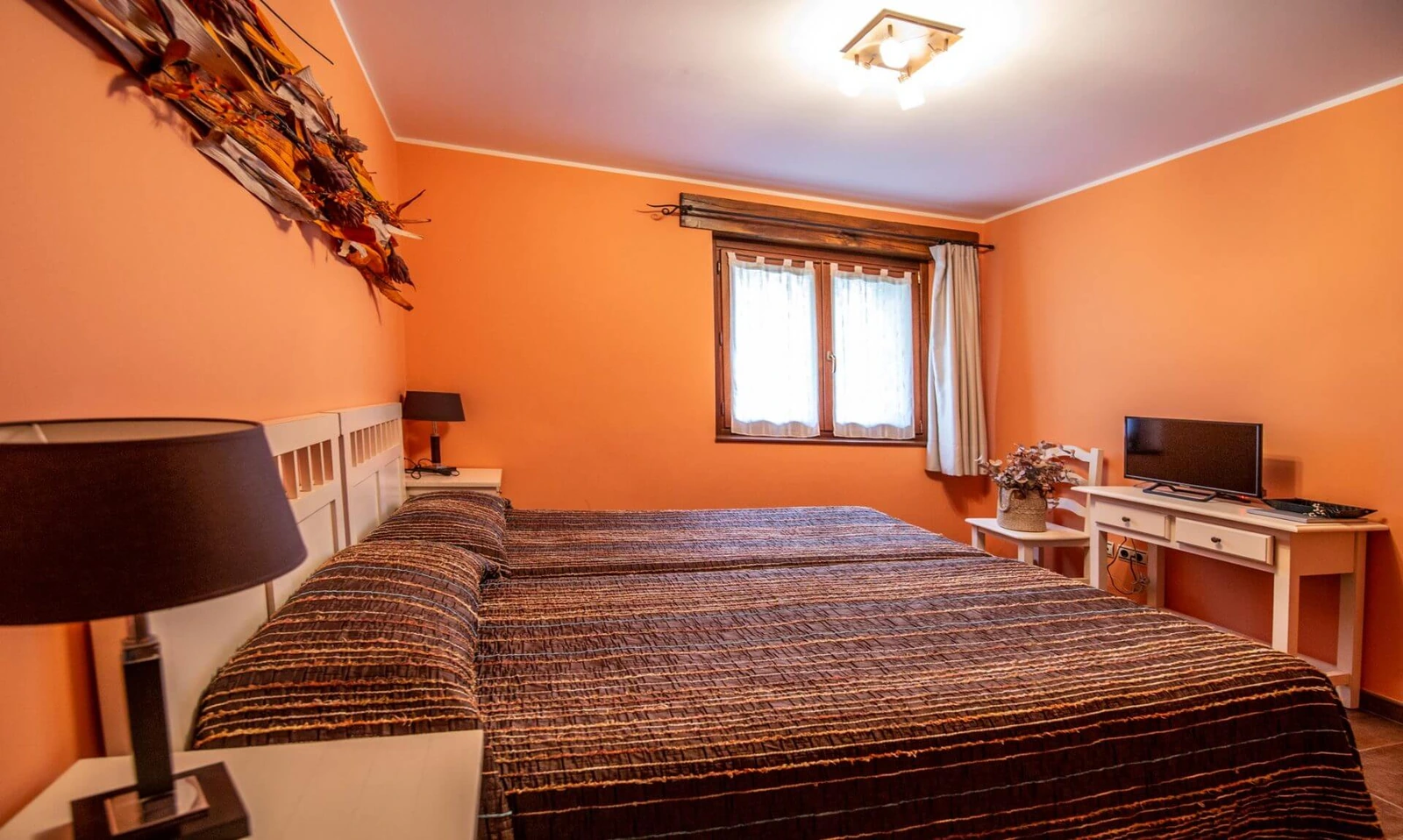 Dormitorio Lizardi con cama doble y zona de escritorio. · Agroturismo Korteta