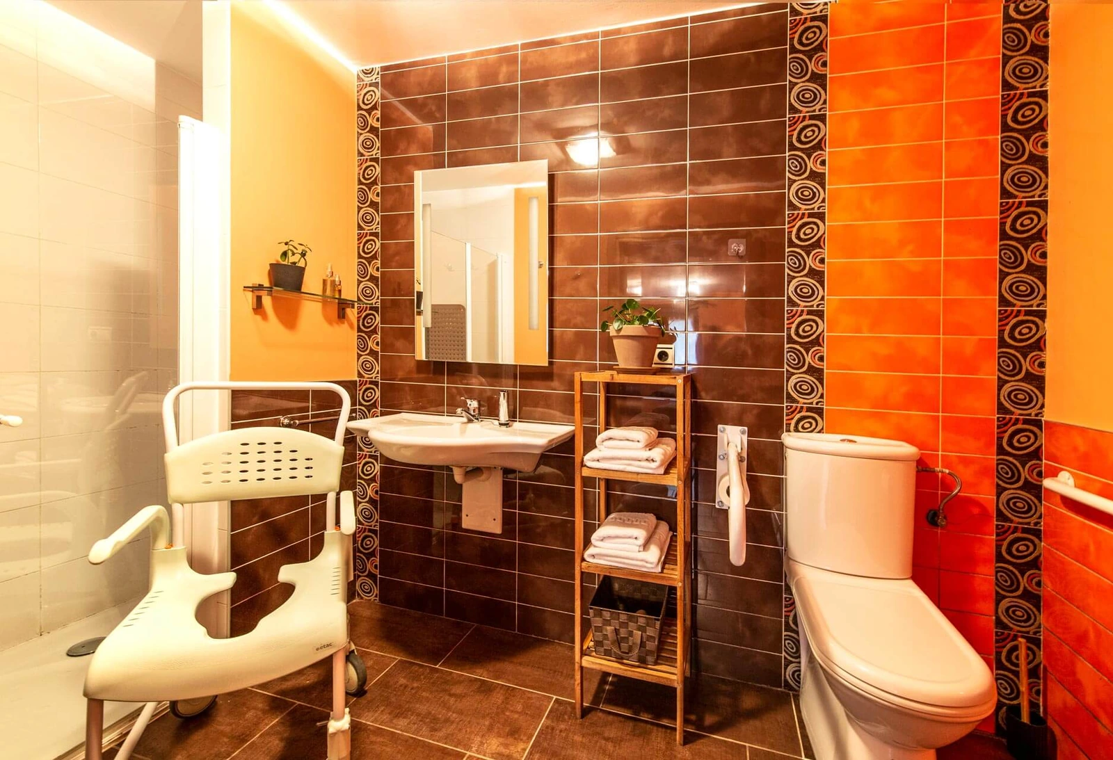 Baño privado adaptado de la habitación Lizardi, con ducha y apoyos. · Agroturismo Korteta