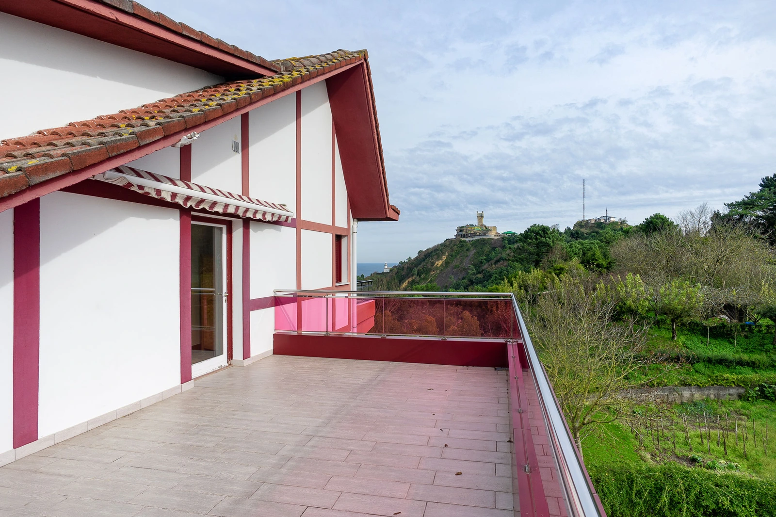 Terraza junto a la fachada y vistas de Igueldo. · Hotel Leku Eder