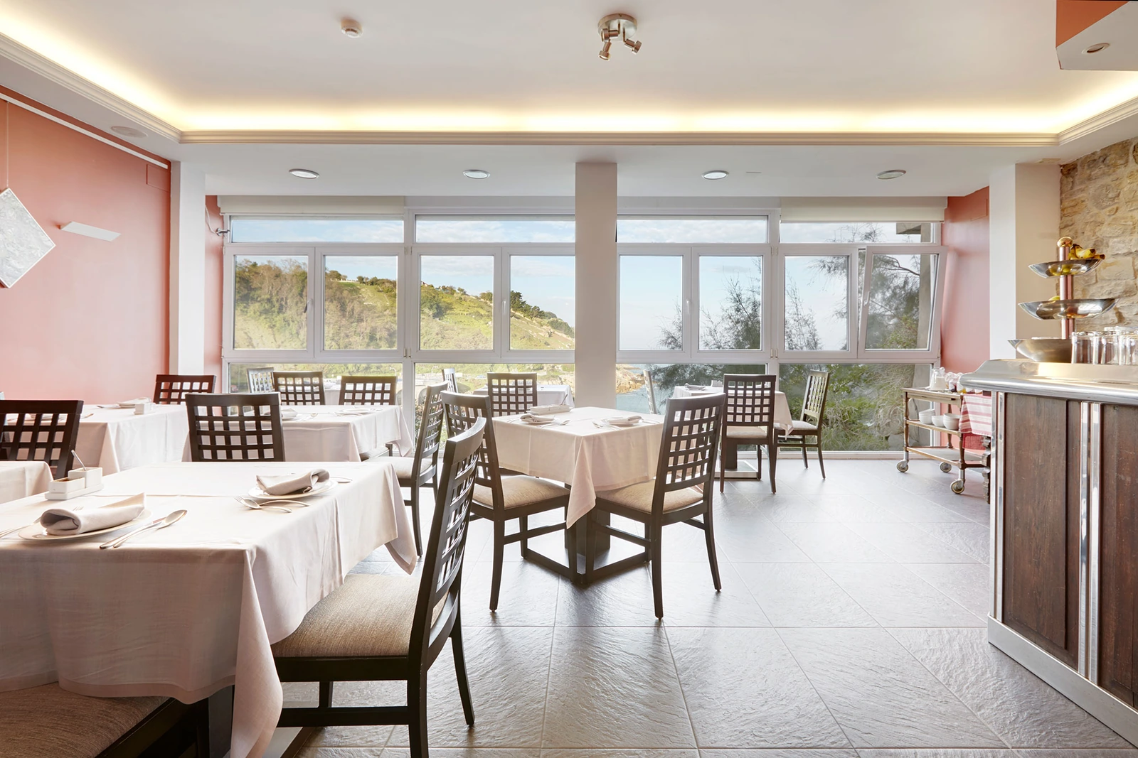 Cafetería de Saiaz Getaria Hotela junto al ventanal hacia el mar · Saiaz Getaria Hotela