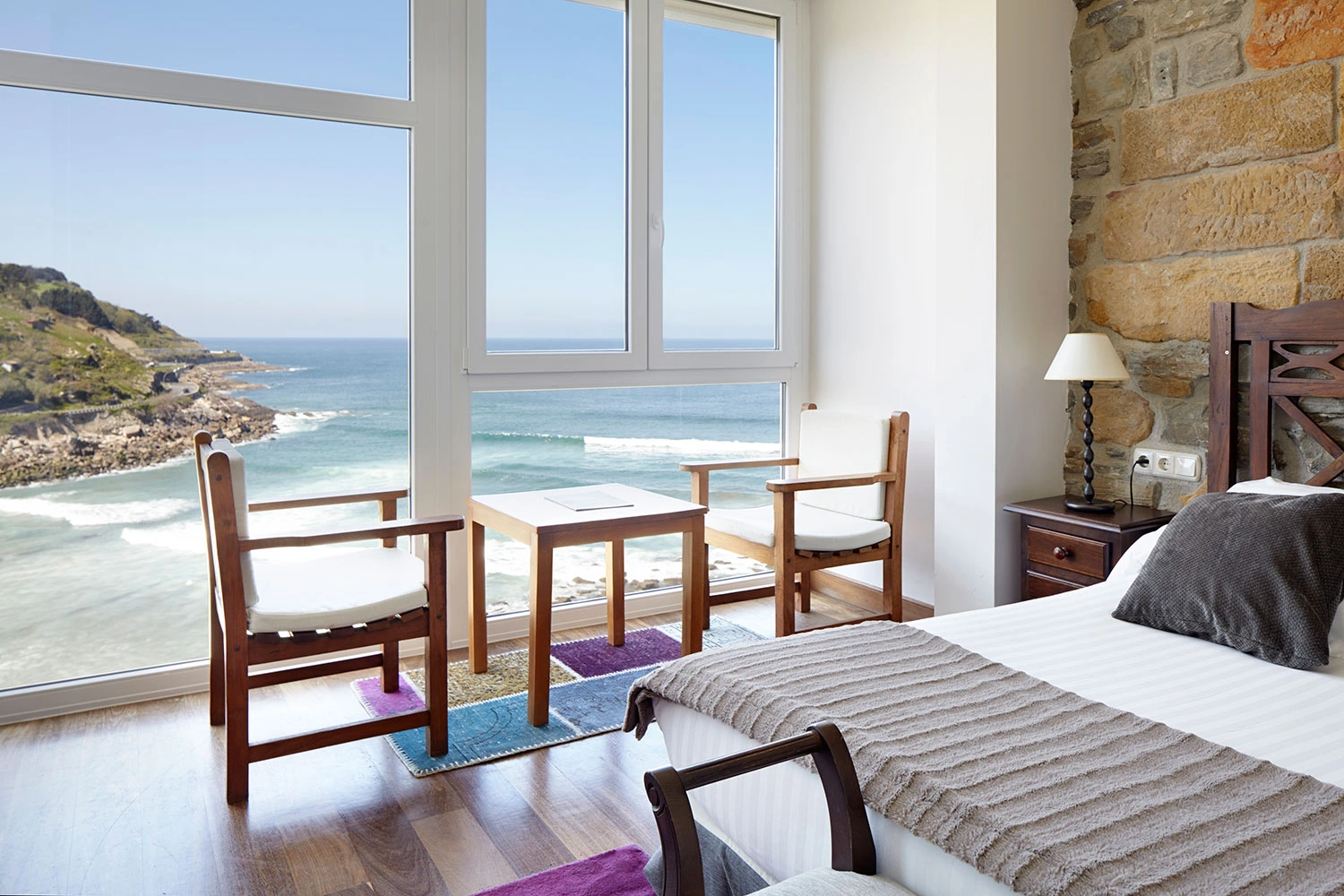 Habitación de Saiaz Getaria Hotela con mirador hacia el Cantábrico · Saiaz Getaria Hotela