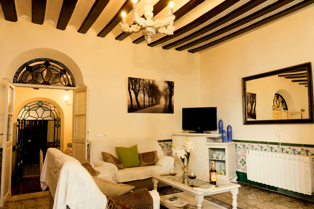 Salón privado de Casa Médico, con azulejería y vidrieras. · Alojamientos Biarritz