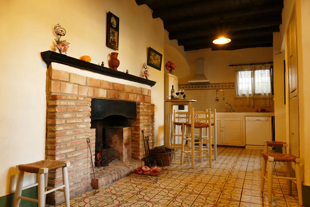 Cocina privada de Casa Médico, con chimenea y barra. · Alojamientos Biarritz
