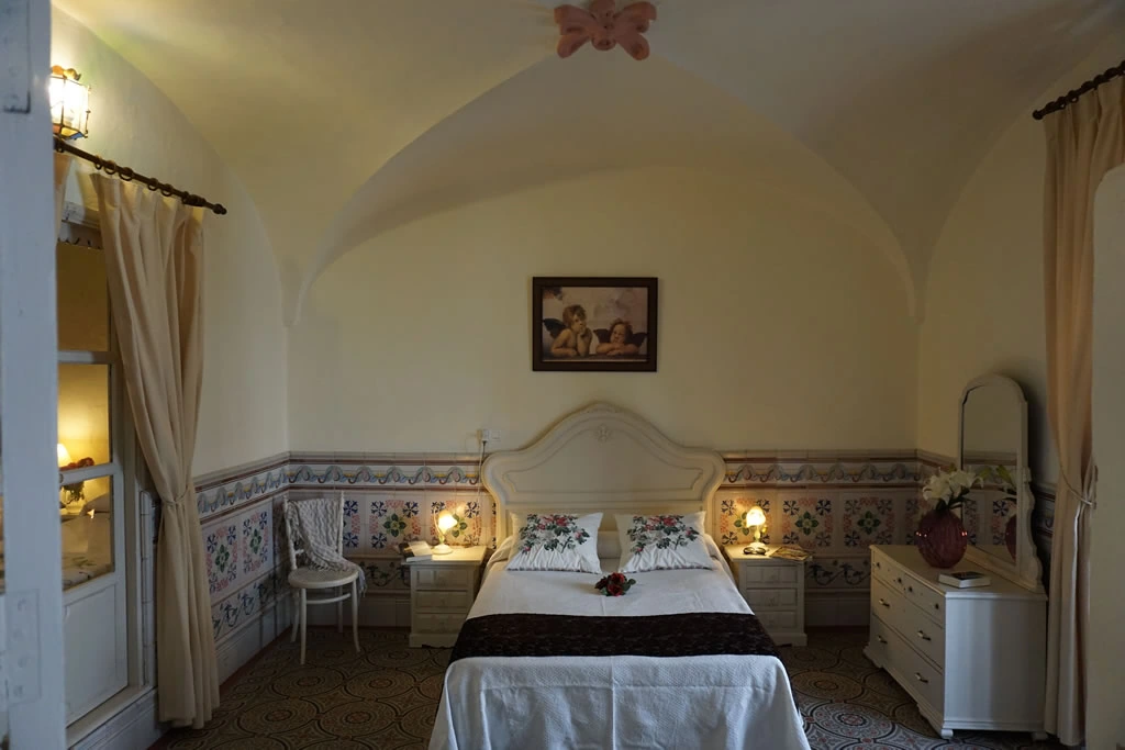 Dormitorio de matrimonio de Casa Médico, con techo abovedado. · Alojamientos Biarritz