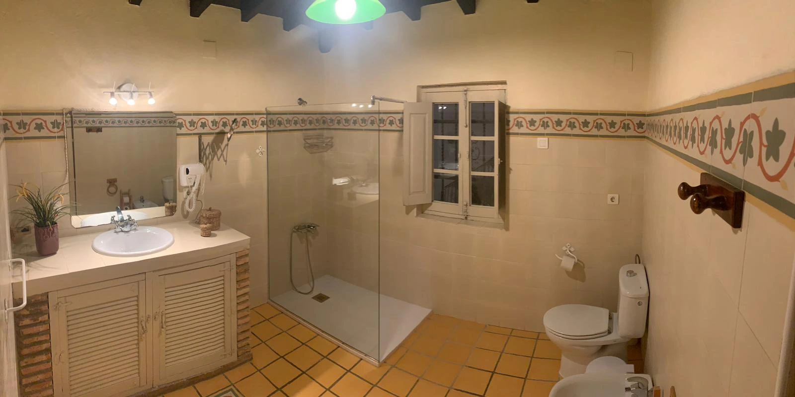 Baño de Casa Médico con ducha, lavabo y azulejería. · Alojamientos Biarritz