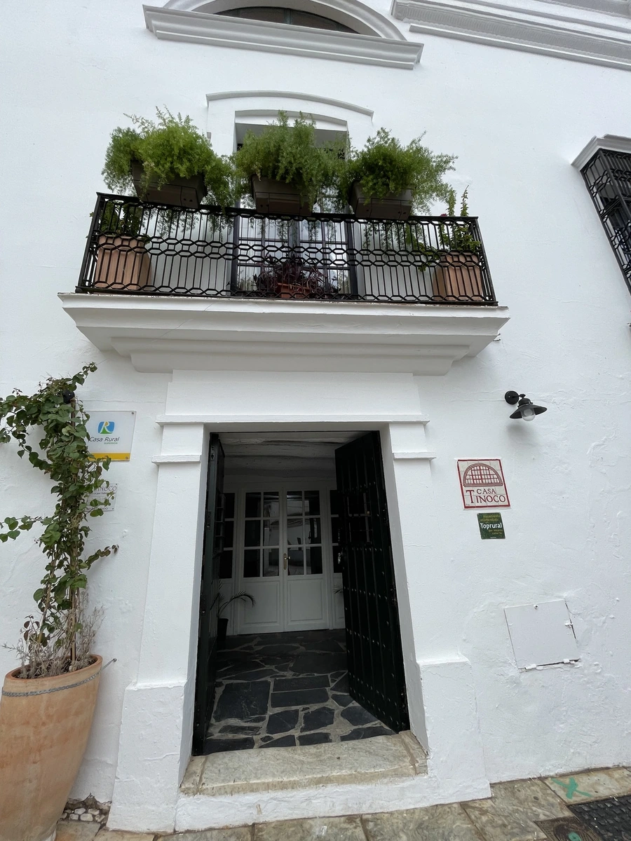 Fachada de Casa Tinoco con balcón y acceso. · Casa Tinoco