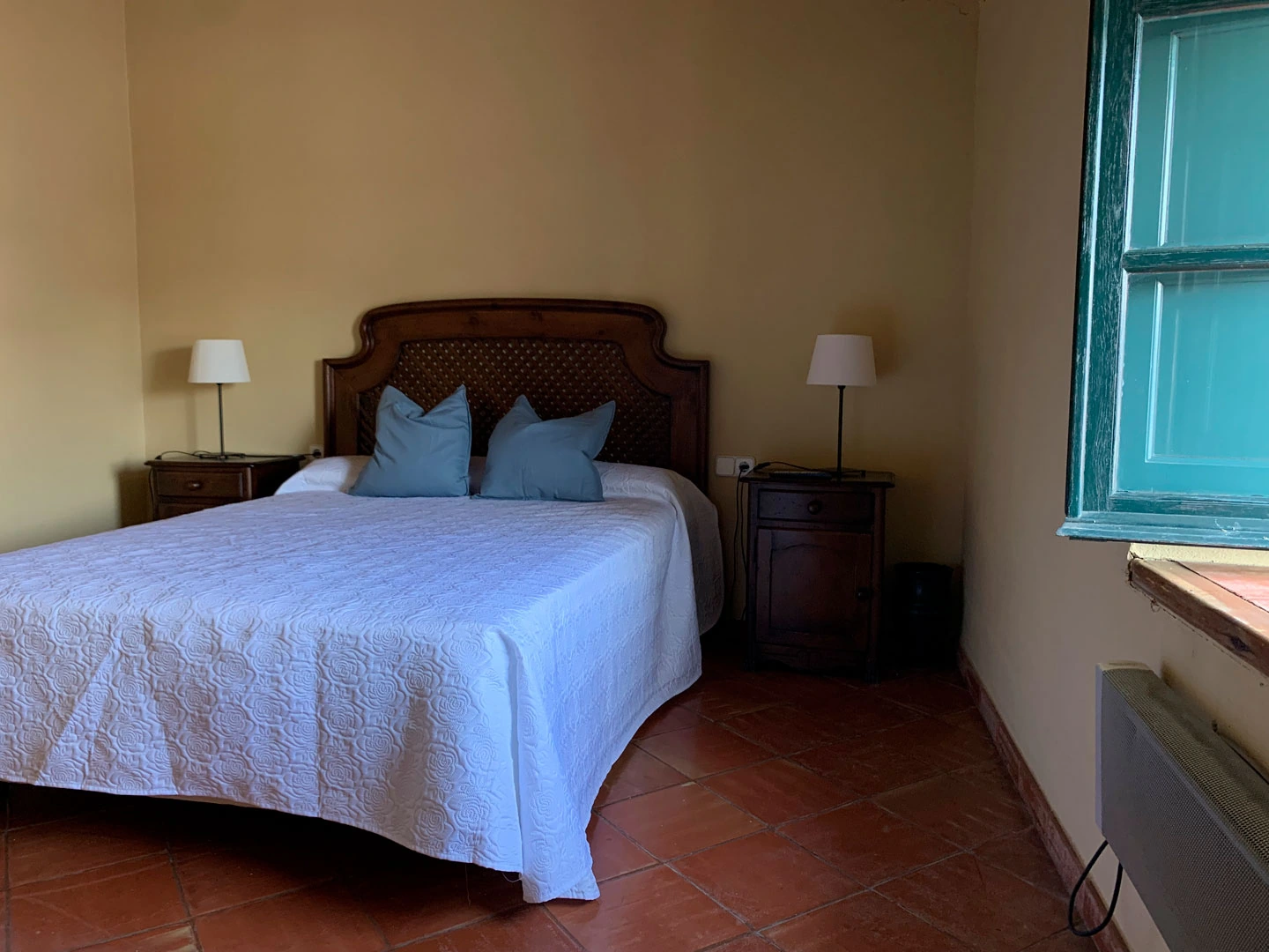 Casa Tinoco: dormitorio con cama de matrimonio. · Casa Tinoco