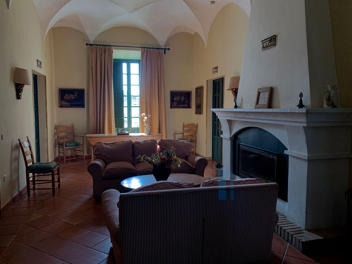 Casa Tinoco: salón común con chimenea. · Casa Tinoco