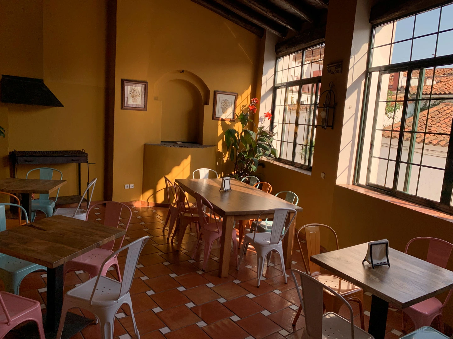 Casa Tinoco: comedor común con ventanales. · Casa Tinoco
