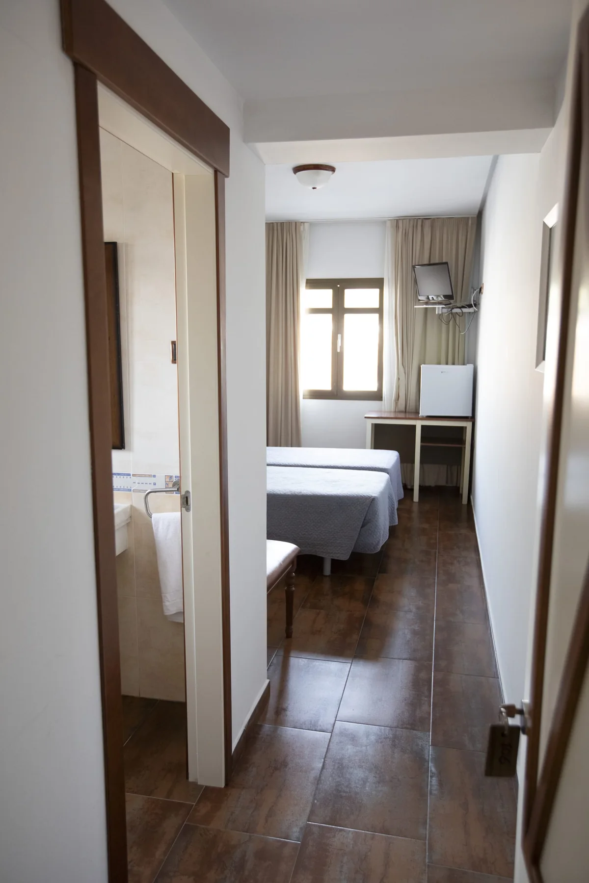 Habitación doble de Hostal Atalaya con zona de baño y escritorio