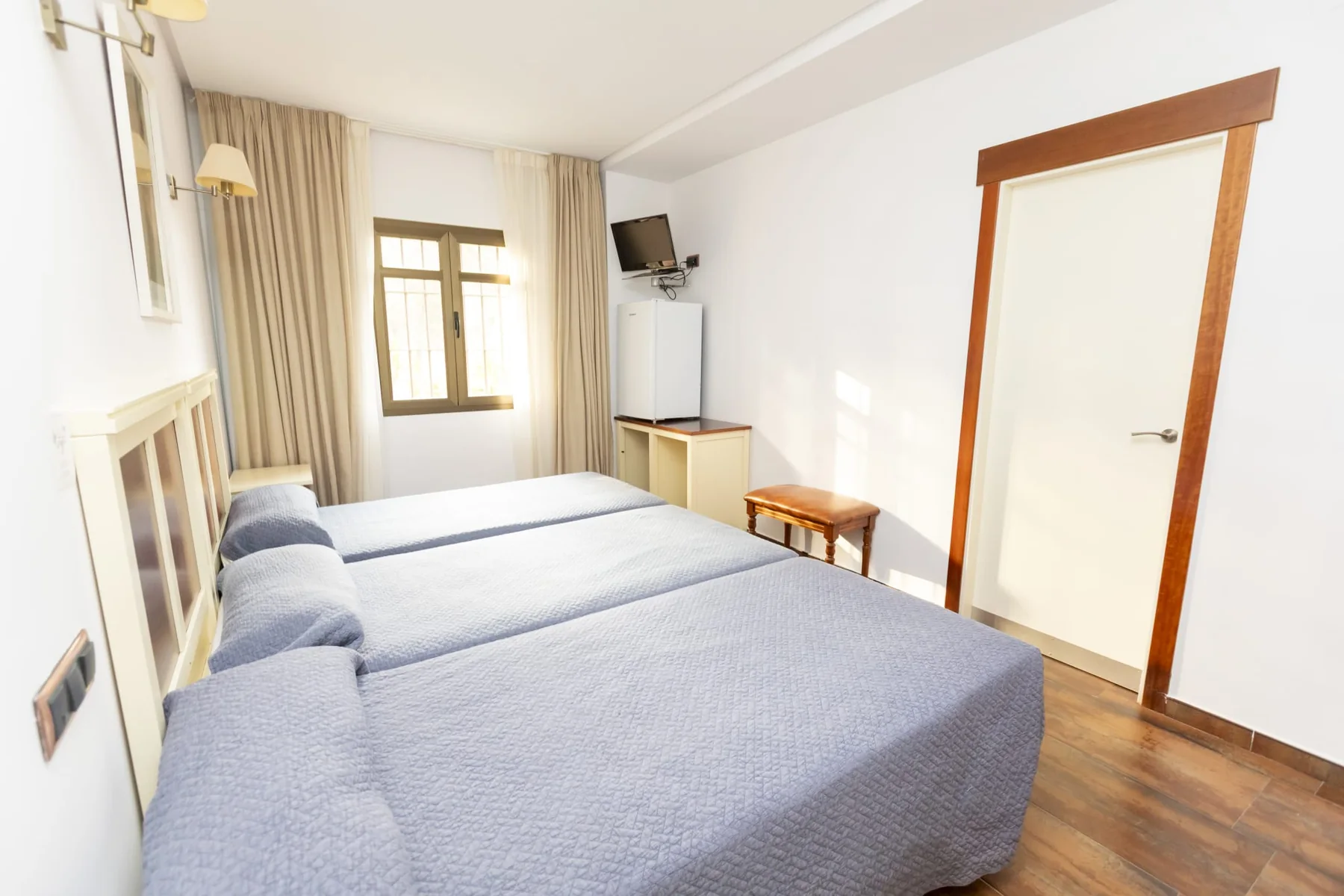 Habitación triple de Hostal Atalaya con tres camas
