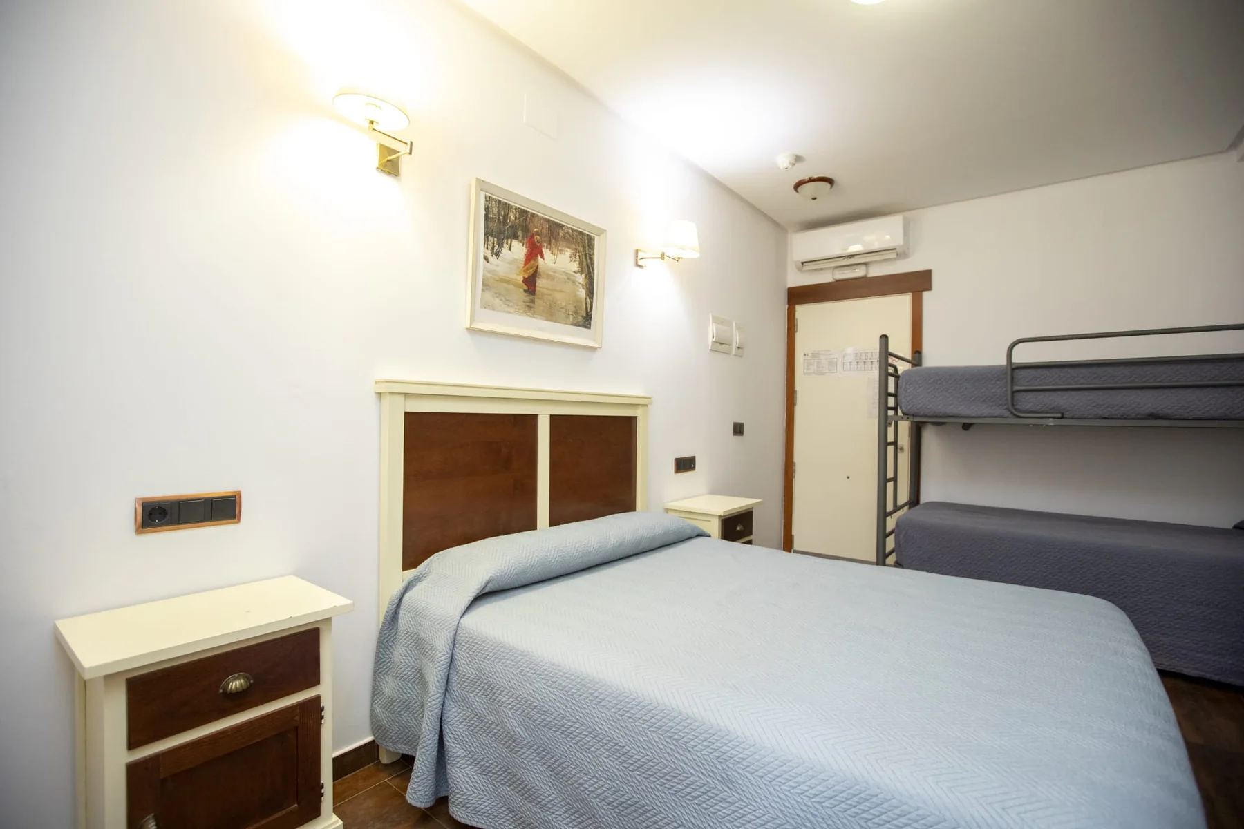 Habitación cuádruple de Hostal Atalaya con cama y litera