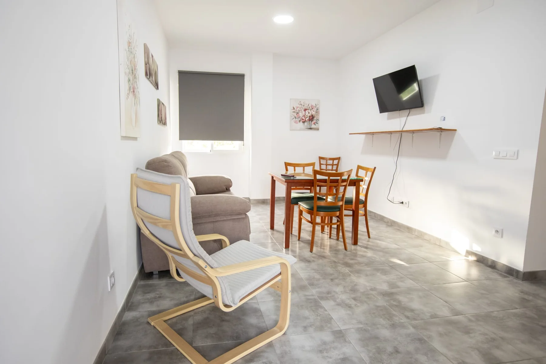 Salón-comedor de uno de los apartamentos de Hostal Atalaya