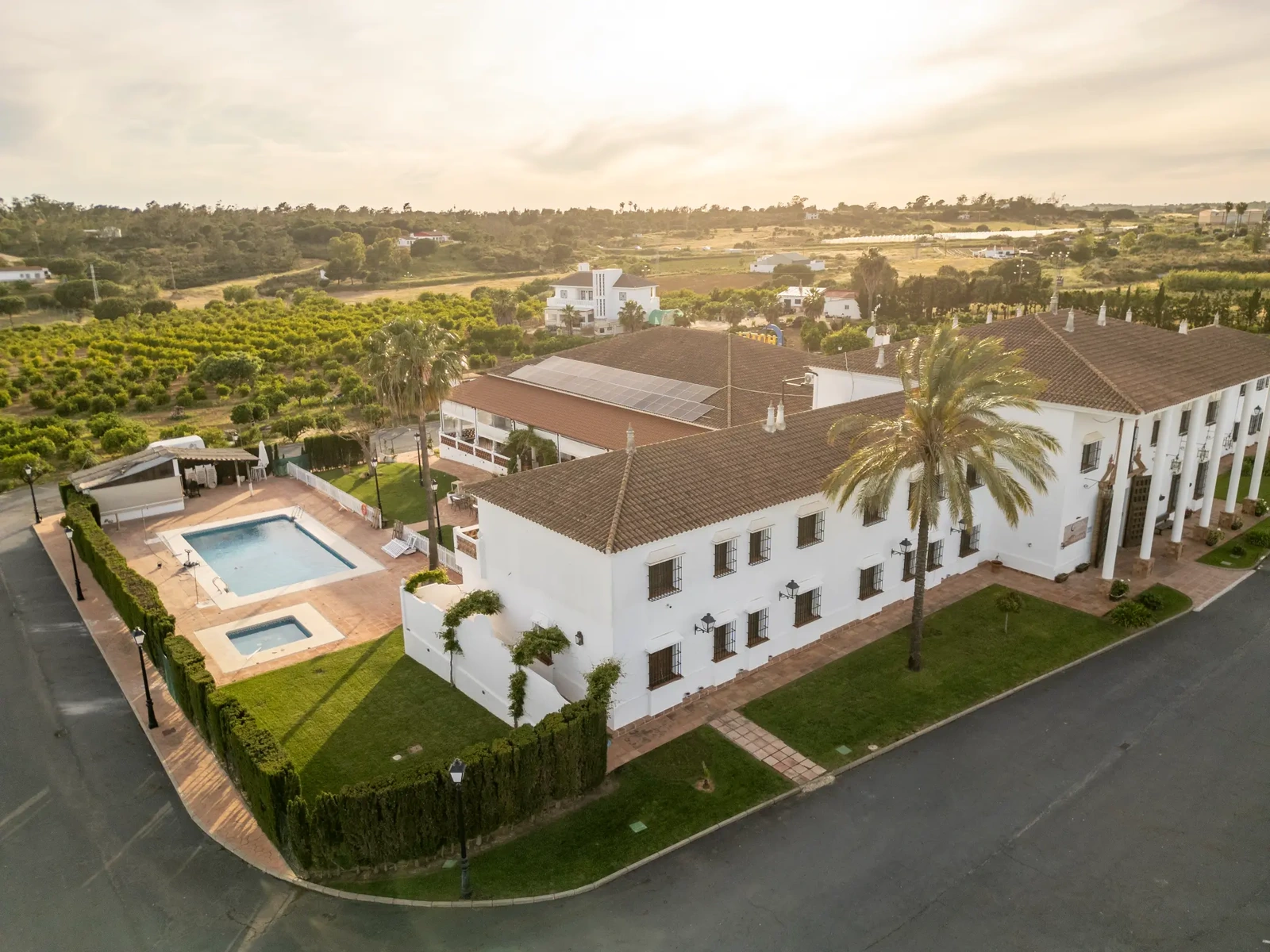 Vista aérea del Hotel Valsequillo y recinto de piscina · Hotel Valsequillo