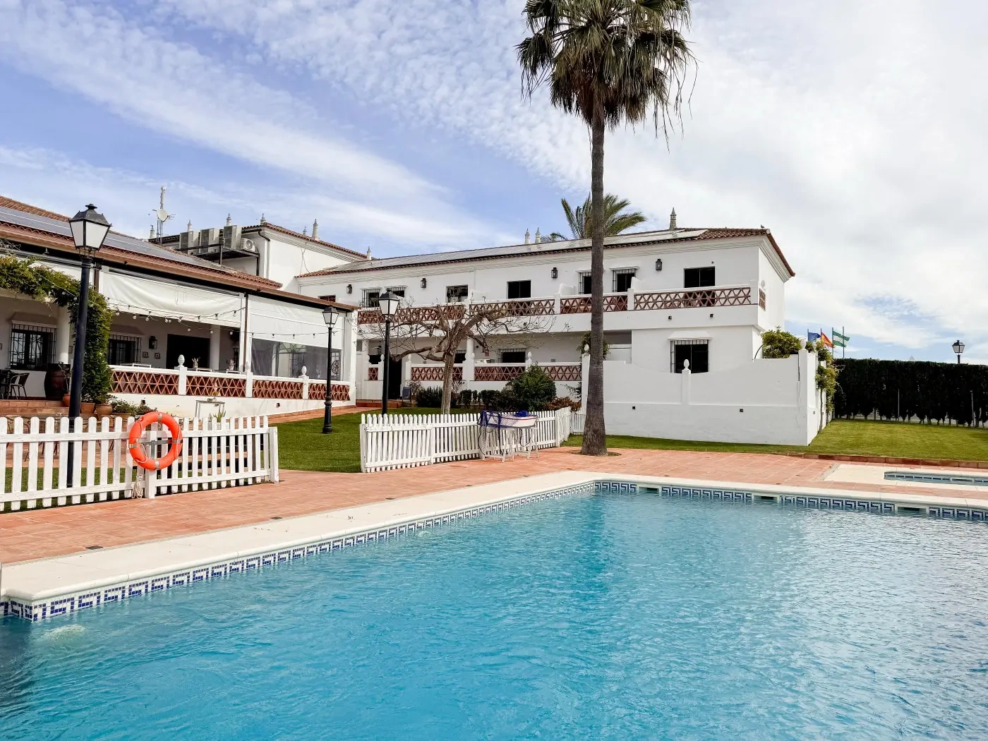 Piscina común y fachada del Hotel Valsequillo · Hotel Valsequillo