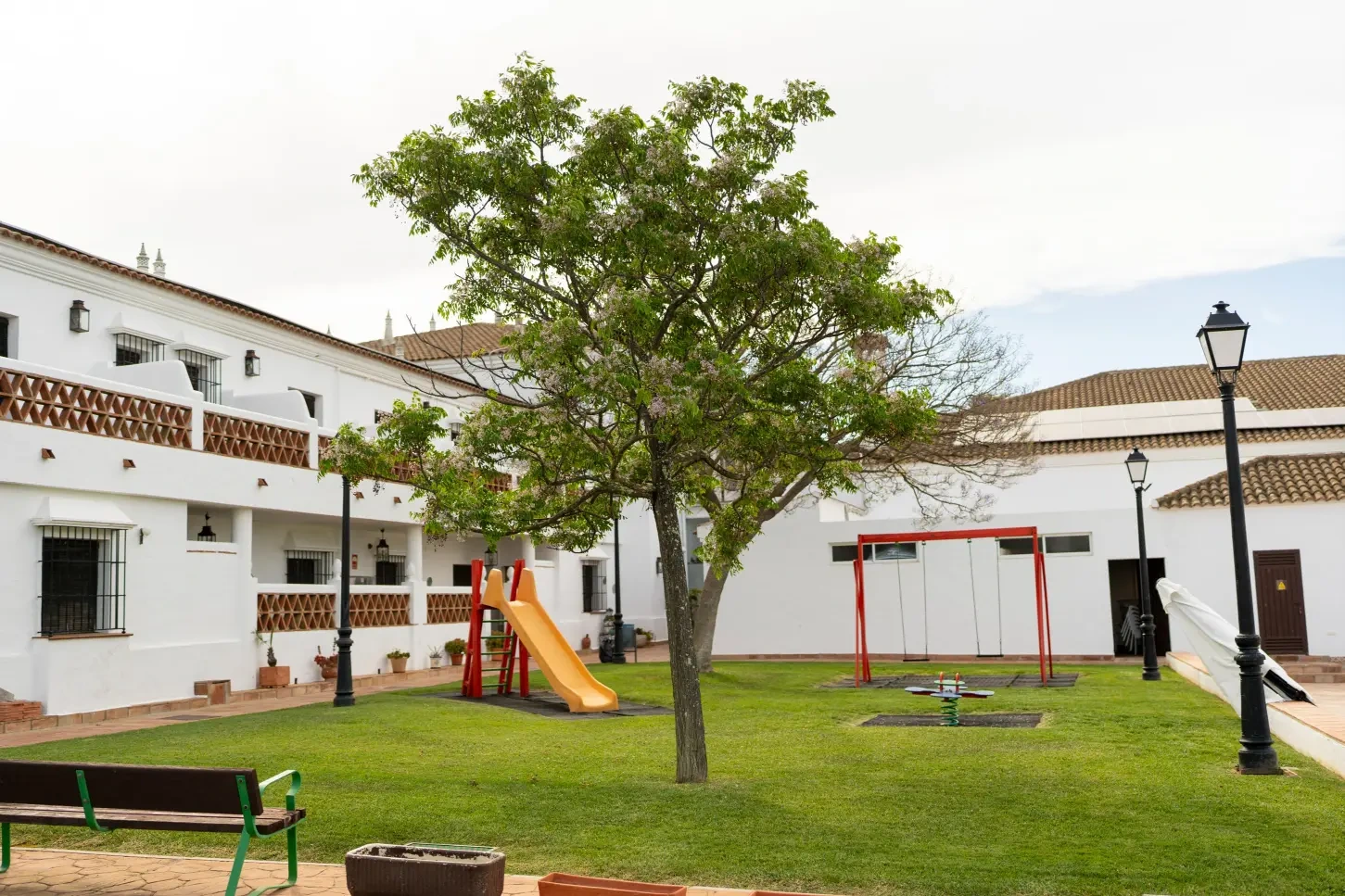 Jardín interior del hotel con zona de juegos · Hotel Valsequillo