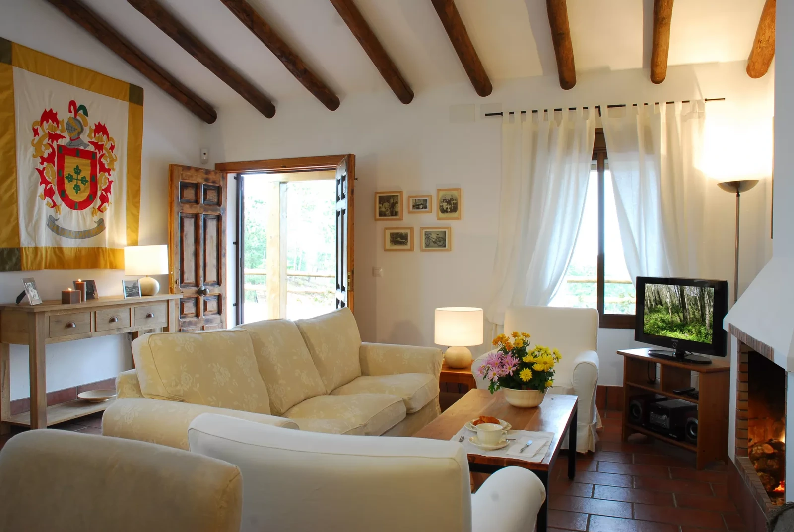 Salón con chimenea de Valde Aguilar · Posadas de Valdelarco