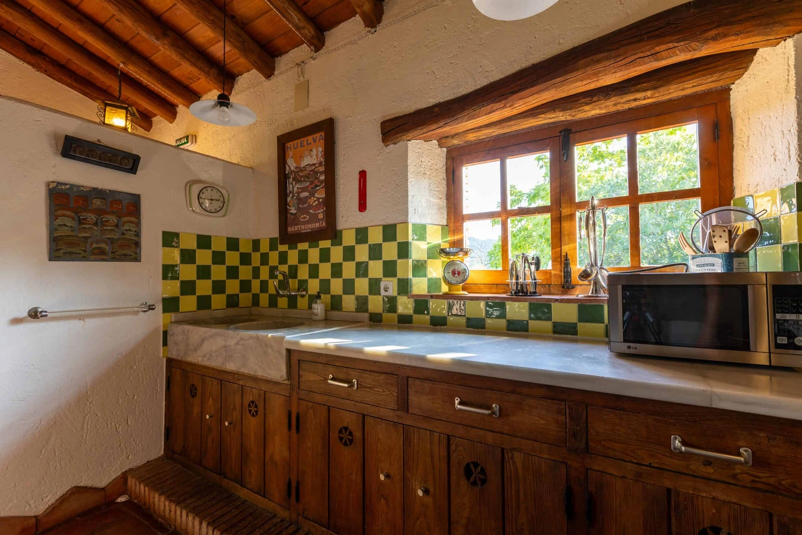 El Águila: cocina privada con azulejos verdes. · Molino Río Alájar