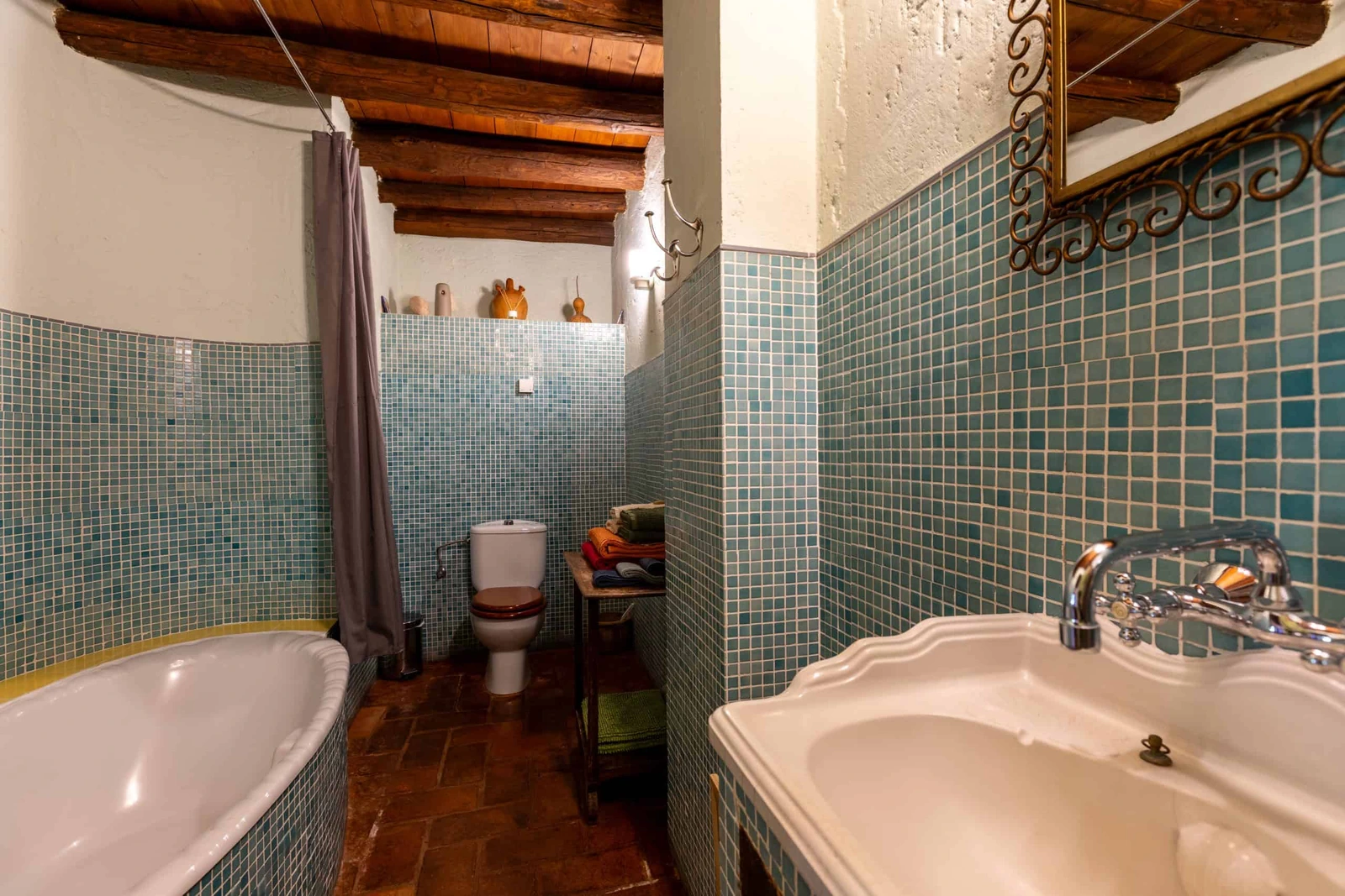 El Águila: baño con bañera, lavabo e inodoro. · Molino Río Alájar