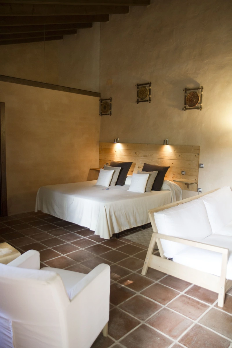 Dormitorio mostrado en la galería de Habitación DELUXE. · Molinos de Fuenteheridos