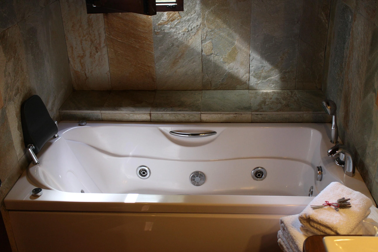 Bañera de hidromasaje mostrada en la galería de Habitación DELUXE. · Molinos de Fuenteheridos